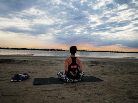 Yoga am Strand, Einstimmen auf den neuen Tag, persönliche Morgenroutine von Manuela Reichel