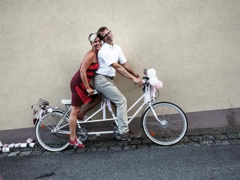 Pärchenfoto auf einem Tandembike, Spaß muss sein