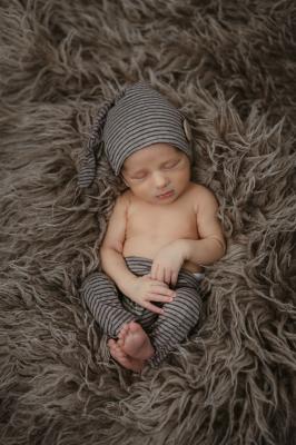 schön schlicht: Baby schläft entspannt beim Shooting