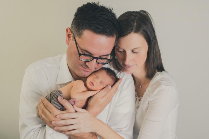 Familienfoto beim Babyshooting: pure Liebe