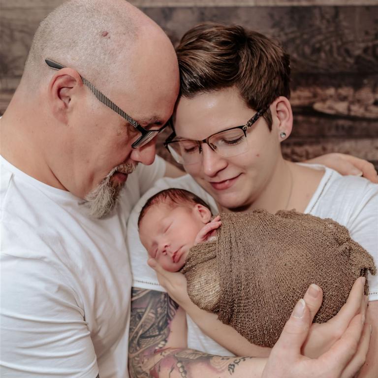 Familiylove - pures Familienglück in Nürnberg beim Fotoshooting, genauer gesagt Neugeborenenshooting