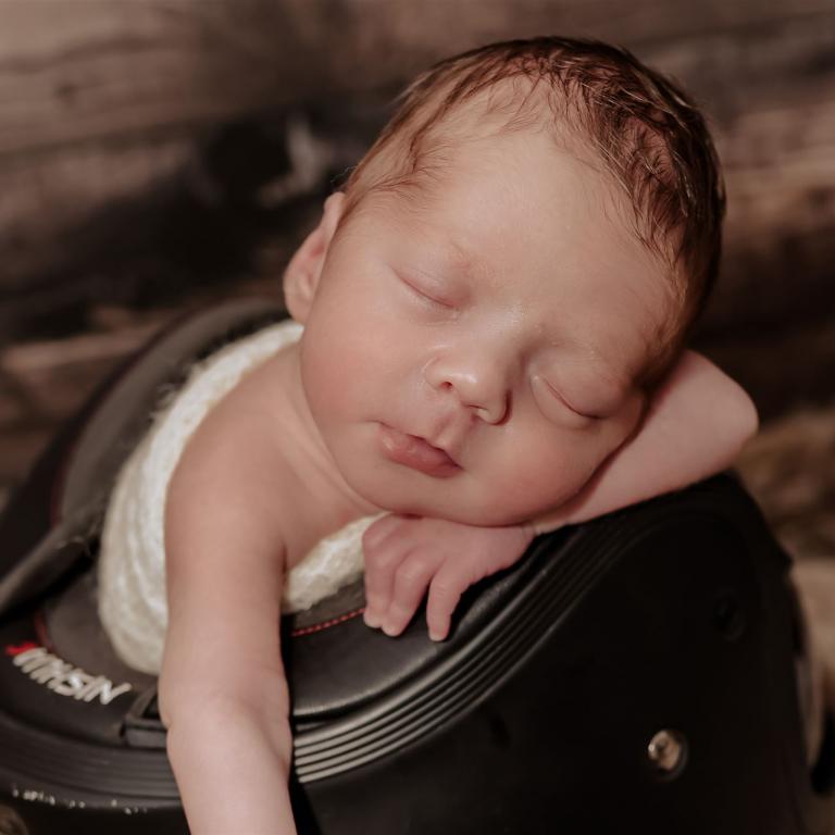 Baby in Papa's Motorradhelm, Neugeborenenfotos in Nürnberg
