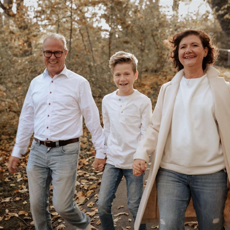 Familienfotos mit einem Herbstspaziergang kombinieren